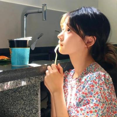 盛开的樱花林下